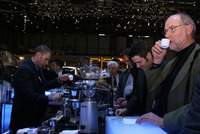 ランチア・カフェ。記者の皆さんも、しばし仕事を放棄して一杯。