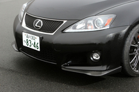 前後のスポイラーやリアディフューザーなどのエアロパーツは、いずれもカーボン製。