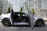 「RX-8」といえばこのフリースタイルドア。ドア開口寸法は約900mm（前後ドア全開時）とスポーツカーらしらぬ広さを誇る。