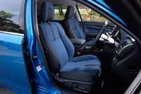 電動調整機構付きのフロントシート。今回のテスト車には「プルシア」と呼ばれる青系の内装色が用いられていた。