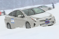 テストコースを走る「グッドイヤー・ベクター4シーズンズ ハイブリッド」を装着した「トヨタ・プリウス」。