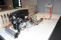 ハイブリッドシステムは、エンジンとトランスミッションの間に55psのモーターを挟み込んだもの。リチウムイオンバッテリーは、トランクルーム前方に搭載され、重量配分の最適化が図られている。