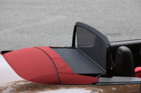 キャビン後方には電動のウインドディフレクターが備わる。（クリックすると動作する様子が見られます）