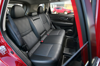 新型「エクストレイル」には、2列シート仕様と3列シート仕様の2種類が用意される。写真は2列シート仕様のリアシート。3列シート仕様では、セカンドシートに208mmの前後スライド機構が備えられる。
    