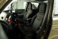 「プレミアムファブリック」で仕立てられたシート。「トレイルホーク」の内装色はブラックのみとなる。