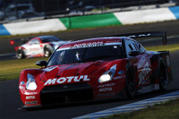 No.23 MOTUL AUTECH GT-R。第7戦に続く猛烈な追い上げを見せてレースには見事勝利したものの、年間チャンピオンの座には手が届かなかった。