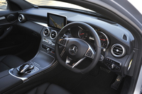 インテリアもスポーティーに彩られる。ナッパレザーを用いたAMGステアリングが装着され、ダッシュボードはレザーARTICO（人工皮革）張りに。