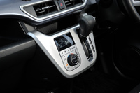 ダイヤルとスイッチを組み合わせたエアコンのコントローラー。シフトセレクターとともに、センタークラスターに備わる。