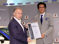 サッカー日本代表チームのザッケローニ監督（写真左）とアウディジャパンの大喜多社長（右）。