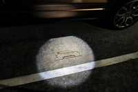 レンジローバーシリーズでおなじみの“デザイン入りアプローチランプ”。投影用のランプとレンズがドアミラーの下面に仕込まれている。