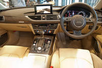 速度などをフロントウィンドウに投影する「ヘッドアップディスプレー」（オプション）は、アウディ初採用の装備となる。