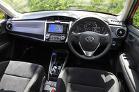 インテリアは、マイナーチェンジを機にエアコン吹き出し口のデザインが変更されている。ピアノブラックのシフトハウジングも新しい。
    