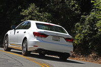 「Fスポーツ」には、専用のローダウンサスペンションやアクティブスタビライザーといった、走行性能を高める装備も備わる。
【スペック】LS460“Fスポーツ”：全長×全幅×全高＝5090×1875×1465mm／ホイールベース＝2970mm／駆動方式＝FR／4.6リッターV8DOHC32バルブ（386hp/6400rpm、50.8kgm/4100rpm）（北米仕様車）