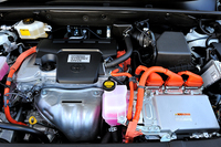 「ハリアーハイブリッド」に搭載されるハイブリッドシステムは、152psと21.0kgmを発生する2.5リッター直4エンジンに143ps、27.5kgmのフロントモーター、68psと14.2kgmのリアモーターの組み合わせ。システム最高出力は197psとなる。