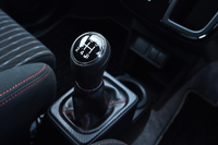 ショートストローク化とダイレクトなシフトフィーリングを重視し、「ワークス」専用に開発された5段マニュアルトランスミッションのシフトノブ。