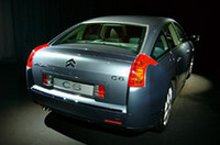 車速が上がるに従って、リアスポイラーがせり出してくる。