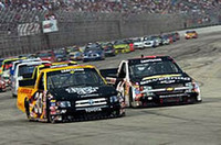 2004年からNASCARクラフツマン・トラックシリーズに参戦している「トヨタ・タンドラ」（左）。アメリカ3大メーカーの土俵であるストックカーシリーズに日系メーカーが挑んでいる姿が、いまの市販車市場の様子とだぶる。