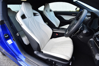「RC F」の前席。アスリートが着るボディースーツをモチーフに、骨格や筋肉の流れに沿った縫製パターンを採用したという。