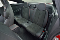 左右が独立したリアシート。乗車定員は4人。