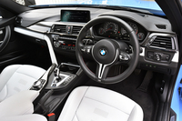 オプションを選択したテスト車のインストゥルメントパネル周辺には、高級なナッパレザーやメリノレザーがおごられる。