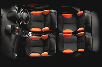 これは、外板色ノアールオニキス（黒系）のクルマの内装。乗車定員は4名で、後部座席は左右独立したシート形状となる。5:5の分割可倒式。