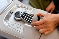 フロントの左右座席間には、カーナビ／オーディオの操作や車両のセッティングを行うためのスイッチ類が、整然と並ぶ。
    