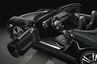 黒とアルミの銀色が強いコントラストを織りなすインテリア。