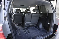 3列目シートをチップアップ＆フルスライドしたところ。右側のレールが短いため、左右のスライド幅に差ができる。