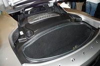 横置きされるV6エンジンの後方には、160リッターの容量のラゲッジルームが備わる。