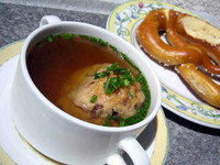 クヌーデル（パンを砕いて固めた団子）とブレッツェル。これだけでうまい。