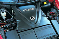 
	「RX-8」に搭載される「RENESIS」ユニット。排気ポートをペリフェラルからサイドに変更し、吸排気のオーバーラップを解消。熱効率向上と低燃費化を同時に達成したと謳われる。654ccのローター2基で、250ps／8500rpmの最高出力と、22.0kgm／5500rpmの最大トルクを発生する（ハイパワー版）。
	 