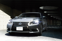 「レクサスLS600h“バージョンL”」
    