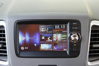 新開発のスマートフォン連携ナビ。フリックやピンチイン／アウトなどのタッチパネル操作にも対応しており、接続したスマートフォンのアプリを、このモニターで操作することができる。