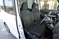 「カスタム」はシート表皮にスウェード調ファブリックを採用。標準車のシート表皮とは違い、はっ水加工は施されていない。