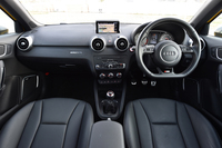 ブラックのカラーリングで統一されたインテリア。日本仕様のハンドル位置は右のみとなる。