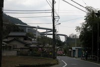 右を見れば牧歌的な風景、そして左を見れば、建設途中の圏央道+中央道のジャンクション。異様な光景だ。