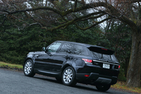 2013年のニューヨークショーで世界初公開された2代目「レンジローバー スポーツ」。日本では同年の東京モーターショーで発表された。
    