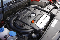 心臓部。ターボとスーパーチャージャーをあわせもつ、1.4リッターのツインチャージドエンジン。