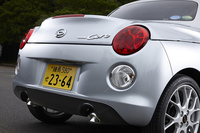 初代モデルを思わせる4灯式のテールランプ。一方トランクフードは、“尻下がり”のデザインだった初代とは異なり、空力性能を考慮して後端がスポイラー形状となっている。