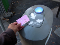 一度登録が済んでしまえば、毎回の利用手続きは簡単だ。車両や充電器のロック解除は、写真のように利用カードをかざすだけで事足りる。