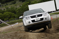 本文にもあるように、センターデフロック機構と副変速機を備える本格的な四駆システムがエスクードのウリ。さらに、ATモデルには以下のふたつの機構が装備された。ひとつ目はドライバーのブレーキ操作なしに一定速度（4H LOCKで約10km/h、4L LOCKで、約5km/h）で坂を下ることができる「ヒルディセントコントロール」、もうひとつが登り坂でブレーキからアクセルに踏み換える時に最大2秒間は後退しない「ヒルホールドコントロール」である。