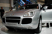 
	ポルシェ初のSUV「カイエン」。2003年の春にわが国へ導入される予定で、NAモデルには860.0万円、ターボモデルには1250.0万円のプライスタグが付けられる。
	 
