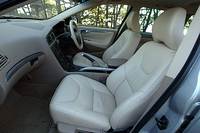 インテリアには、本革シート（フロントはパワー）が奢られる。アルミニウムパネルが、スペシャル。オーディオは、8スピーカーを備える「CD/MD付ハイパフォーマンスシステム」が装着される。
	
	 