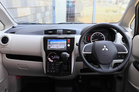 「eKワゴンG」のインストゥルメントパネル。