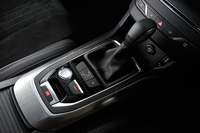 モードの切り替えで、アクセルとシフトのレスポンス、パワーステアリングのフィーリングをスポーティーに変化させる「ドライバーズスポーツパック」が「308」全車に標準で装備される。切り替えスイッチはシフトセレクターの手前に位置する。