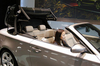 ルーフは、流行のメタルではなく、ファブリックが選ばれた。車内のボタンかリモコン操作で開閉できる。