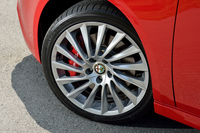 「スポルティーバ」には、専用デザインの18インチアロイホイールが与えられる。組み合わされるタイヤは、225/40R18の「ブリヂストン・ポテンザRE050A」。