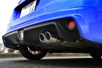 リアエンドは、独自のスポイラーとディフューザーで武装。音にもこだわったという排気管のエンド部は、チタン製フィニッシャーで飾られる。