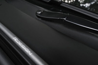 左右のフロントサスペンションをつなぐタワーバー。「R-DESIGN」のロゴ入り。