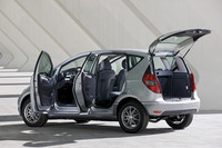 リチウムイオンのバッテリーはもともと二重構造をとる床下に置かれるため、キャビンや荷室（435〜1370リッター）が浸食されることはないという。なお、快適装備類はガソリン車の最上級グレードと同等。充電中にエアコンのプリセットもできる。